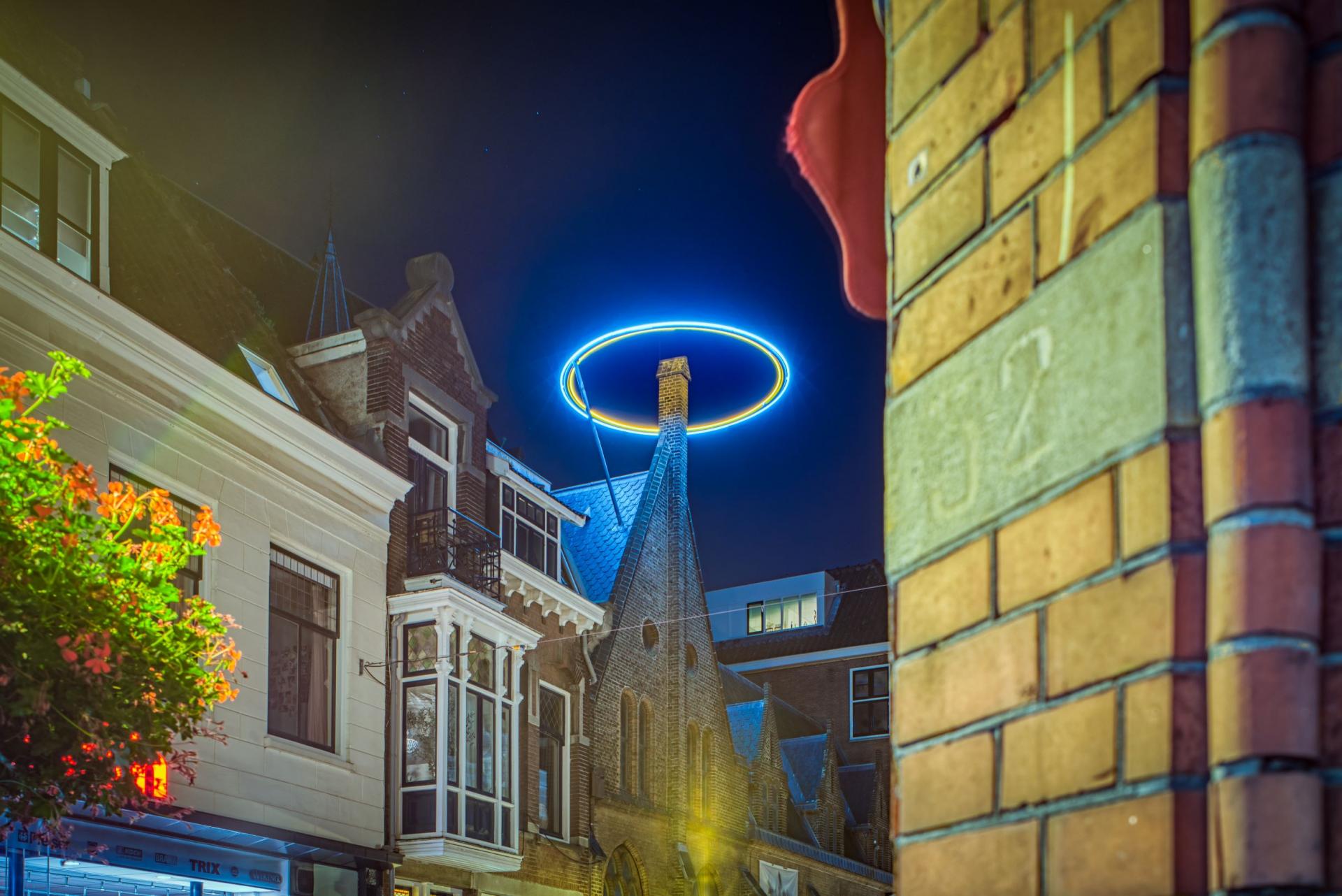 lichtkunst boven gevel in Utrecht