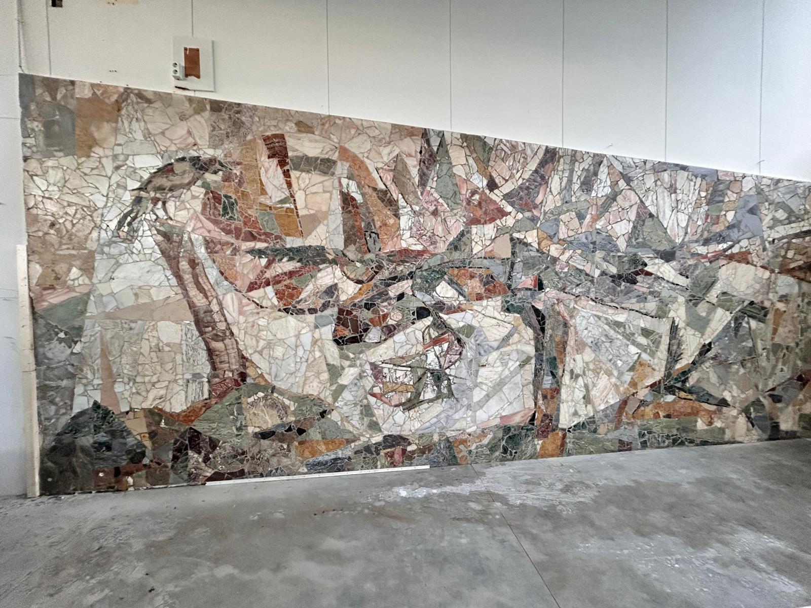 kunstwerk van mozaïek natuursteentjes met afbeelding van vogels