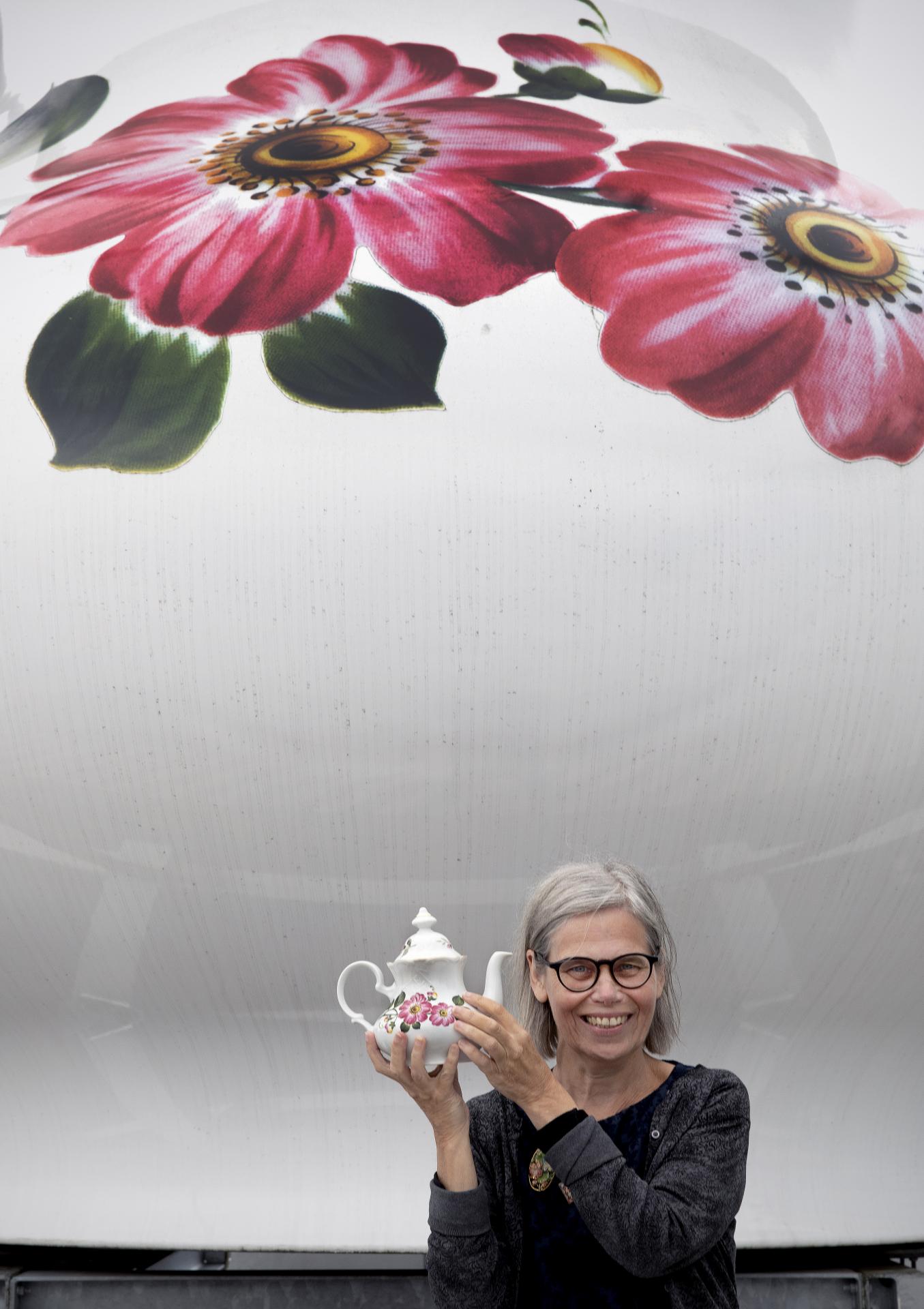 Kunstenaar Lily van der Stokker met een kleine theepot voor de grote theepot