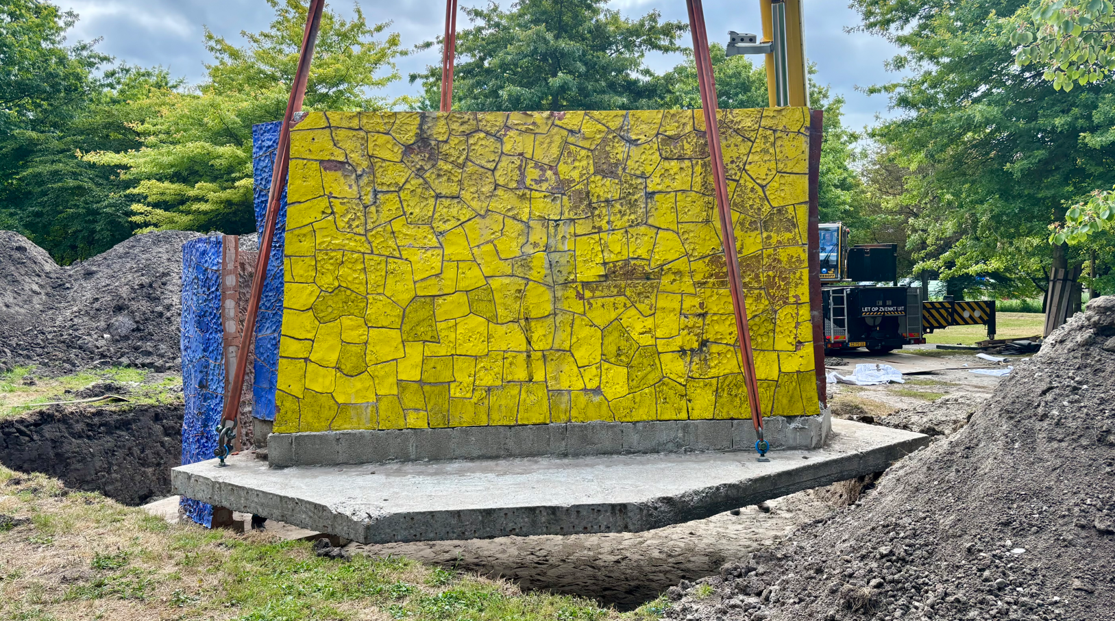 Foto van de herplaatsing van het kunstwerk 'Zeelandschap'